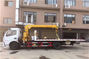 阿合奇附近汽车轮胎更换